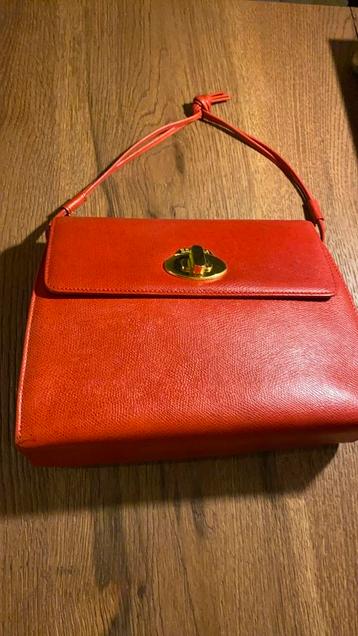 Escada Rode Handtas 100% leer met goud kleurige sluiting beschikbaar voor biedingen