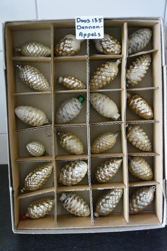 Dennenappels, doos 135, Diversen, Kerst, Gebruikt, Ophalen of Verzenden