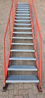 Stalen trap 17 + 1 trede. Niet mooi, knutseltrap / hobbytrap, Doe-het-zelf en Verbouw, Ladders en Trappen, Ophalen, Gebruikt, 2 tot 4 meter