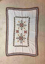 Vintage tafelkleed geborduurd met gehaakte rand 150/102, Huis en Inrichting, Tafelkleden, Gebruikt, Etten-Leur, Djt@dejuistetoon.eu