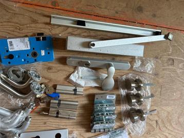 Diversen hang-sluitwerk beschikbaar voor biedingen