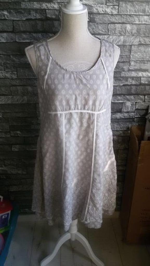 Prachtige licht taupe grijs jurkje maat 38, Kleding | Dames, Jurken, Zo goed als nieuw, Maat 38/40 (M), Grijs, Boven de knie, Ophalen of Verzenden