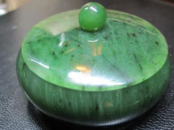 Antiek jade dekseldoosje mooie grone kleur natuurlijke jade beschikbaar voor biedingen