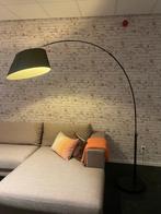 Vloerlamp met zwarte kap, Ophalen, Zo goed als nieuw, Metaal, 150 tot 200 cm