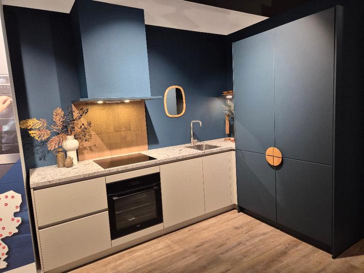 Gave grijs blauwe keuken met hoge kasten, Huis en Inrichting, Keuken | Complete keukens, Nieuw, Enkelwandige keuken, Grijs, Kunststof