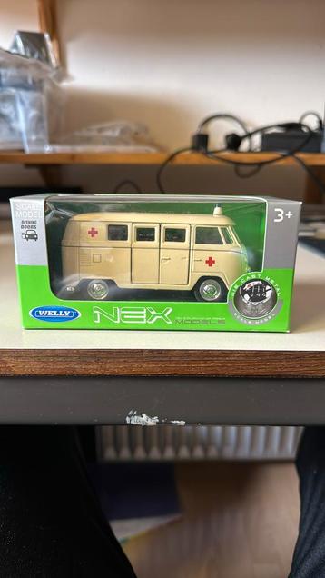 Modelauto 1963 Volkswagen T1 bus/ambulance van Welly Nex