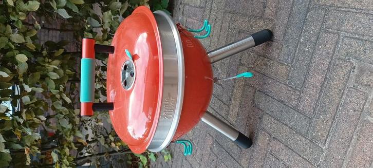 Nieuwe BBQ (houtskool) van Jamie Oliver. Kleur is rood/RVS, Tuin en Terras, Houtskoolbarbecues, Nieuw, Met accessoires, Ophalen