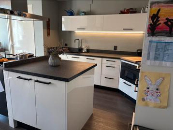 Mooie gerenoveerde keuken (4 jaar geleden) beschikbaar voor biedingen