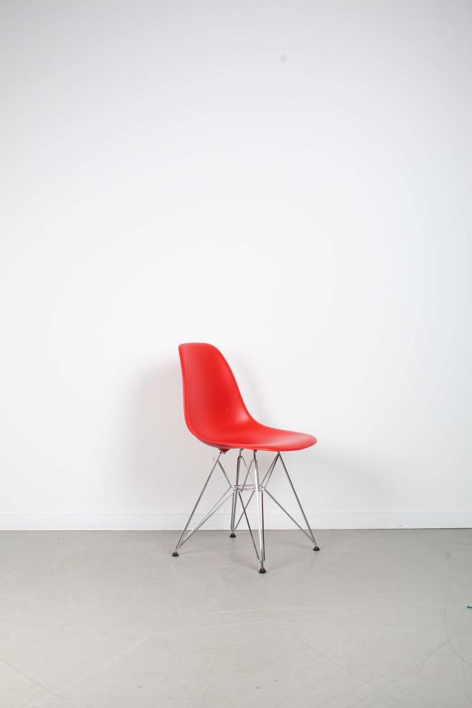 1x Vitra Eames DSR-Stoel Rood – Chroom, Huis en Inrichting, Stoelen, Zo goed als nieuw, Kunststof, Metaal, Rood, Ophalen of Verzenden