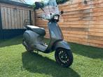 Prachtige vespa sprint  titanium grey black met veel carbon, Ophalen, Zo goed als nieuw, Benzine