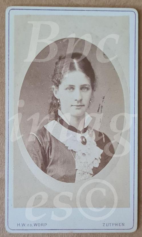 cdv jonge vrouw Gonnie de Vries -1870's Zutphen, Verzamelen, Foto's en Prenten, Gebruikt, Foto, Voor 1940, Verzenden