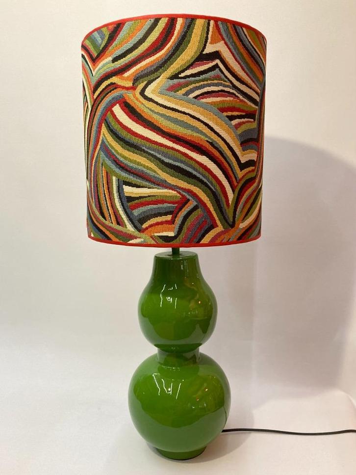 Groene Tafellamp met Kleurrijke Kap, Huis en Inrichting, Lampen | Tafellampen, Nieuw, 50 tot 75 cm, Metaal, Stof, Ophalen of Verzenden