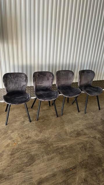 4 stoelen. Zo goed als nieuw beschikbaar voor biedingen