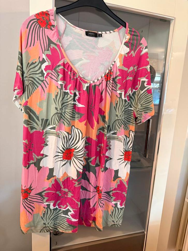 Yesta Bloemen Tuniek - Maat 48, Kleding | Dames, Grote Maten, Zo goed als nieuw, Shirt of Top, Roze, Ophalen of Verzenden