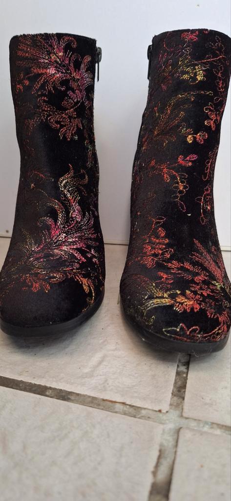Zwarte enkellaarsjes met bloemenprint, Kleding | Dames, Schoenen, Gedragen, Lage of Enkellaarzen, Zwart, Ophalen of Verzenden