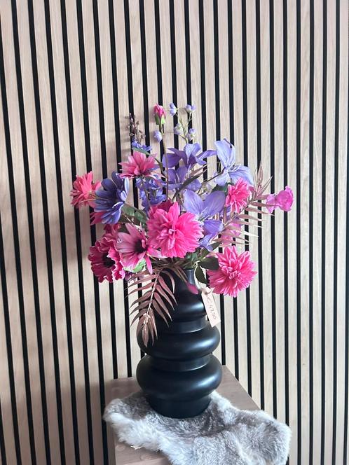 Prachtige zwarte vaas met kunstbloemen, Huis en Inrichting, Woonaccessoires | Kunstplanten en Kunstbloemen, Zo goed als nieuw