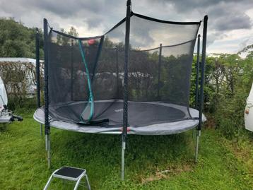 Berg trampoline 370 cm doorsnede met veiligheidsnet beschikbaar voor biedingen