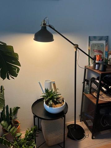 Black Floor Lamp with Gold Details beschikbaar voor biedingen