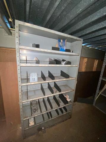 Kast met schappen beschikbaar voor biedingen