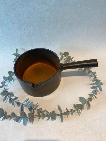 Vintage keramieken bruine sauspan met steel seventies beschikbaar voor biedingen