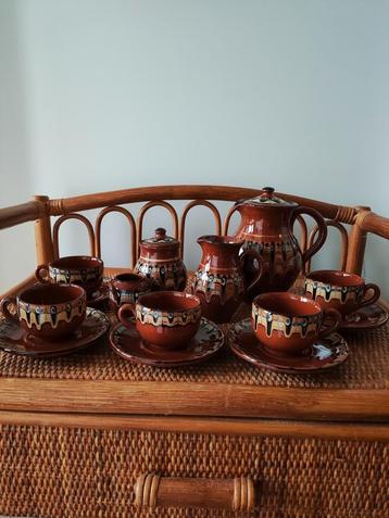 Prachtig vintage servies van Bulgaars aardewerk beschikbaar voor biedingen