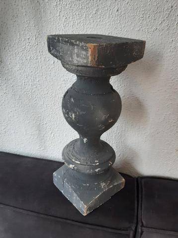 Kl "zuil houten ,baluster"pilaar" ,sleets landelijk ,sober , beschikbaar voor biedingen