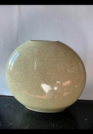 Grote, platte, ronde vaas van eggshell porselein. Lime groen beschikbaar voor biedingen