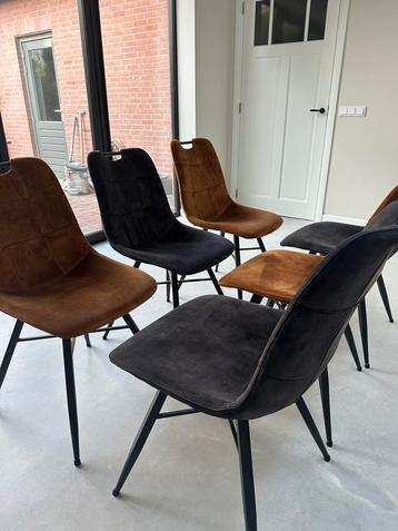 Suède mix gekleurde stoelen beschikbaar voor biedingen