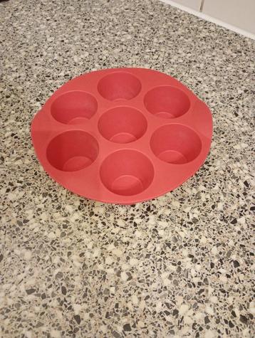 Rode Tupperware bakvorm muffins  beschikbaar voor biedingen