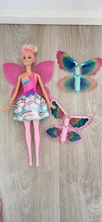 Barbie Dreamtopia Regenboog-Koninklijk Magische Vleugel fee, Kinderen en Baby's, Speelgoed | Poppen, Ophalen of Verzenden, Zo goed als nieuw