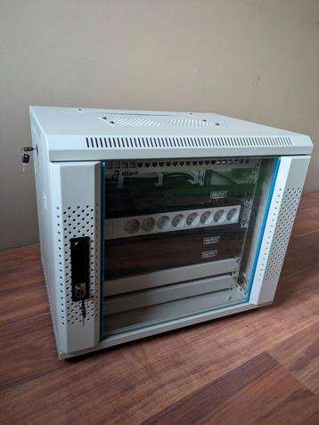 9U Patchkast met Patchpanel en Stekkerblok beschikbaar voor biedingen