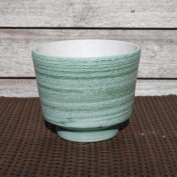 Groene vintage bloempot beschikbaar voor biedingen