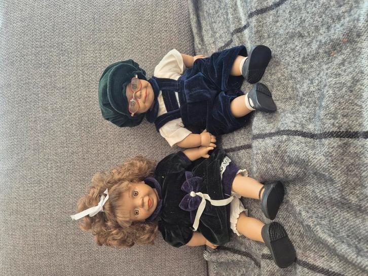 Twee vintage poppen in fluwelen kleding – kunststof, Verzamelen, Poppenhuizen en Toebehoren, Zo goed als nieuw, Popje, Ophalen of Verzenden