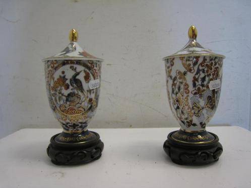 Set van 2 chinese vaasjes, op houten staanders, kaststel, Antiek en Kunst, Antiek | Vazen