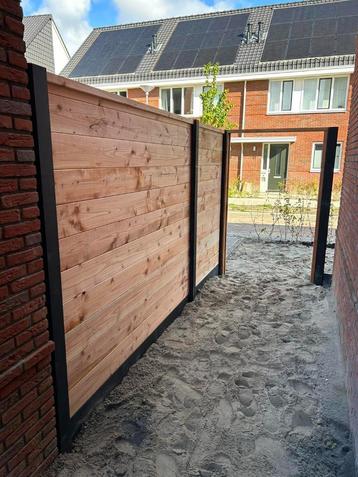 Douglas Hout Beton schutting incl. poort op maat geplaatst beschikbaar voor biedingen