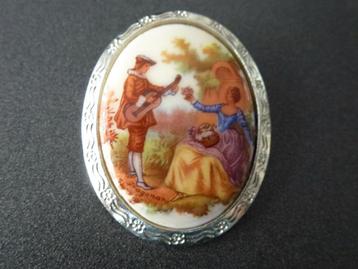 Vintage Broche Fragonard, porselein in zilverkleur gevat beschikbaar voor biedingen