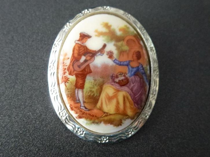 Vintage Broche Fragonard, porselein in zilverkleur gevat, Sieraden, Tassen en Uiterlijk, Broches, Zo goed als nieuw, Overige materialen