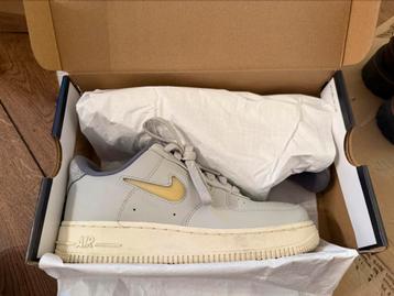 AIR FORCE 1 ‘07 LX light bone/pale vanilla beschikbaar voor biedingen