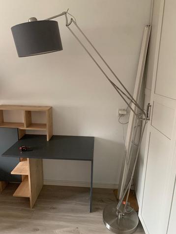 Grote staande lamp beschikbaar voor biedingen