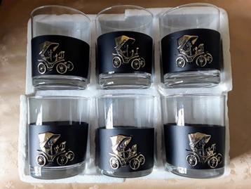 Vintage whisky glazen met antieke auto op lederen band. beschikbaar voor biedingen