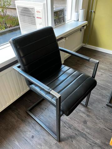 6 Zwarte Eetkamerstoelen - Gebruikt beschikbaar voor biedingen