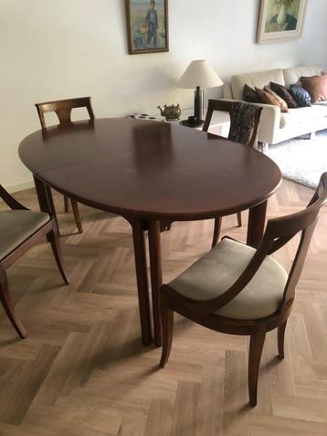 Eettafel met 4 stoelen notenhout beschikbaar voor biedingen