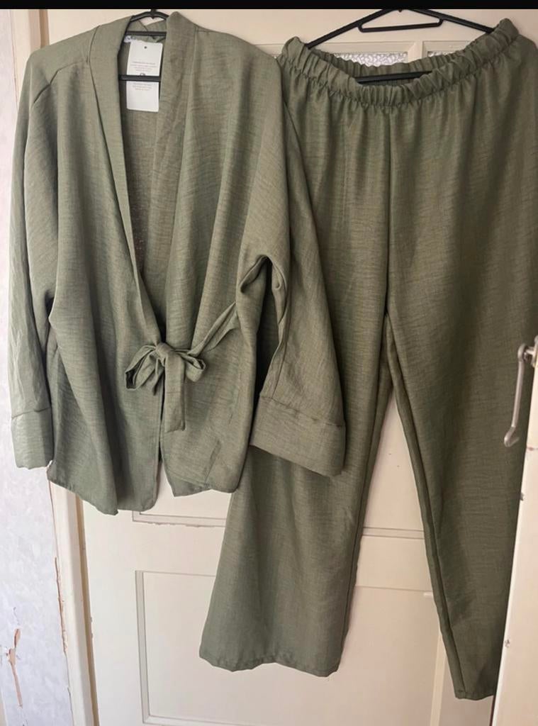 Mooi nieuw pak one size, Ophalen of Verzenden, Nieuw