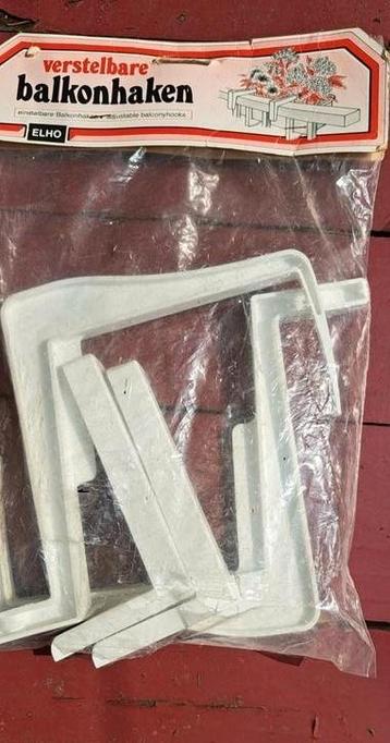 2 verstelbare plastic bloembakhaken wit beschikbaar voor biedingen