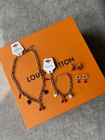 Sieraden set met kersen beschikbaar voor biedingen