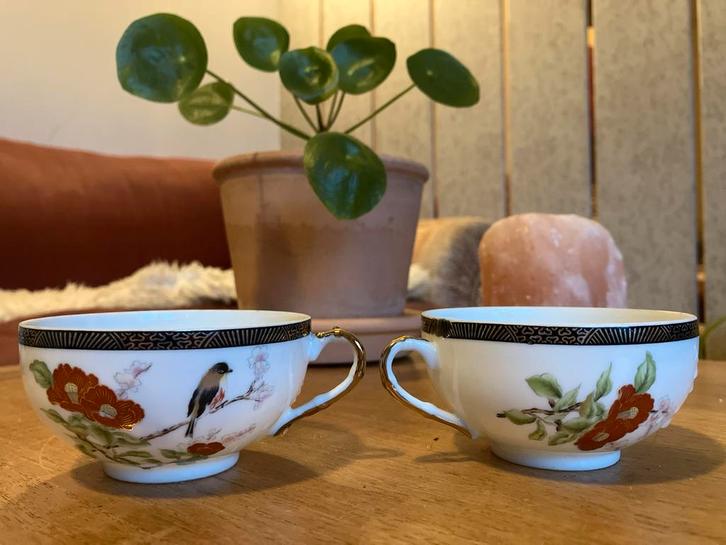 Twee Vintage Kopjes met Bloemen en Vogel, Huis en Inrichting, Keuken | Servies, Gebruikt, Kop(pen) en/of Schotel(s), Overige stijlen