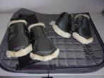 grijs pony setje paardenspullen KL zadeldekje faux fur boots, Dieren en Toebehoren, Paarden en Pony's | Dekens en Dekjes, Nieuw