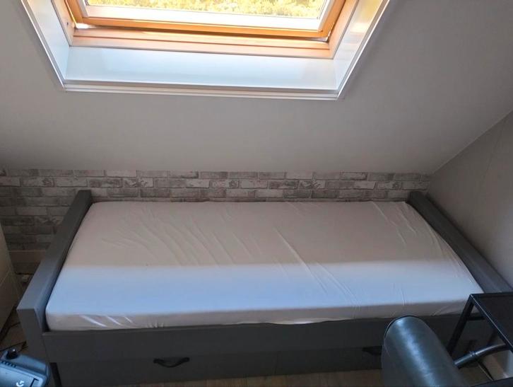 Woood Morris bed, Grenen hout, kleur Leem, Antiek en Kunst, Antiek | Meubels | Bedden, Ophalen