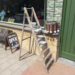 Oude gebruikte houten trapladder, Ophalen