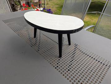 Oud bijzettafeltje wit/zwart beschikbaar voor biedingen